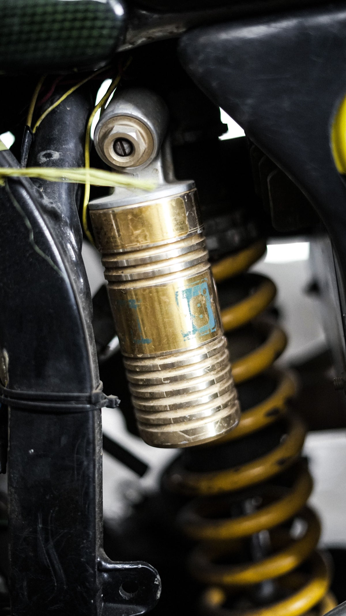 Suspension shock absorber and spring used in a guide to drop-link symptoms