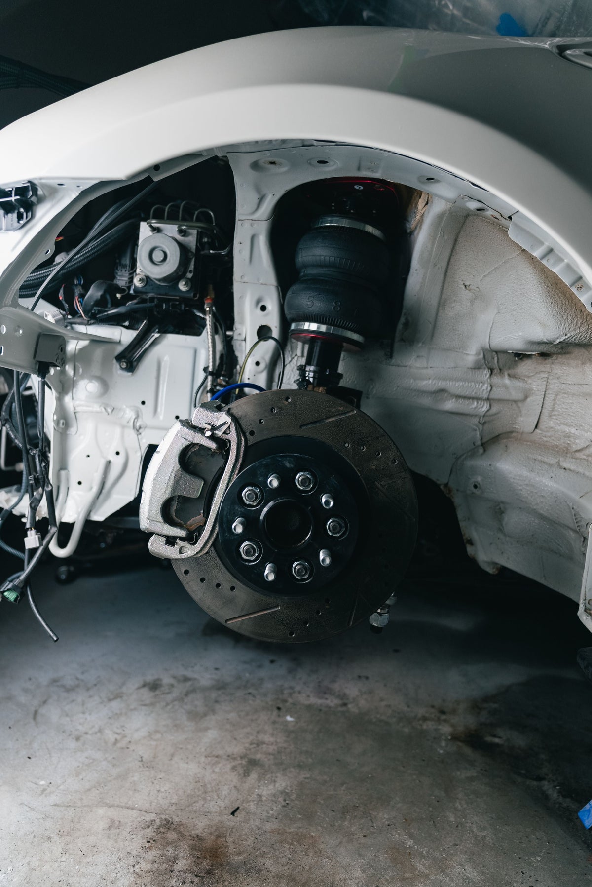 Vehicle hub, brake and suspension assembly used for wheel bearing guidance